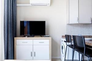 Μια τηλεόραση ή/και κέντρο ψυχαγωγίας στο Paradise Court Suites