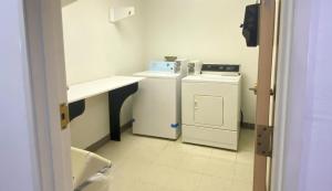 Kuchyň nebo kuchyňský kout v ubytování Motel 6 McAlester OK - South