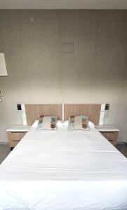 Ein Bett oder Betten in einem Zimmer der Unterkunft Vistamar Hotel Luxury Wellness By DLV -Adults Only-