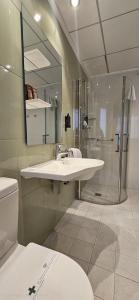 Ein Badezimmer in der Unterkunft Vistamar Hotel Luxury Wellness By DLV -Adults Only-