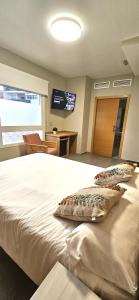 Ein Bett oder Betten in einem Zimmer der Unterkunft Vistamar Hotel Luxury Wellness By DLV -Adults Only-