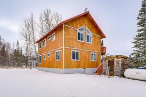 5 Mi to Kasilof River Forest-View Retreat with Deck v zimě