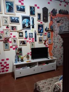 Hostel Trilhas e Rotas - a 150m da Avenida Paulista的电视和/或娱乐中心