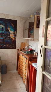 Hostel Trilhas e Rotas - a 150m da Avenida Paulista的厨房或小厨房