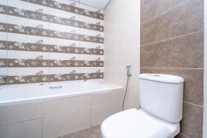 ein Badezimmer mit Toilette und Badewanne in der Unterkunft Beachfront holiday homes with beach,sauna,jacuzzi,cafe,restaurants and more in Ajman 