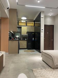 Cette chambre comprend une cuisine et un lit. dans l'établissement Nova Garden View Madinaty Retreat, à Madinaty