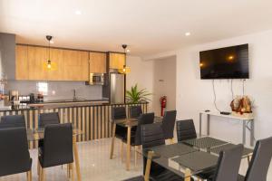 a kitchen and dining room with a table and chairs at Douro Elegance Suites in Torre de Moncorvo
