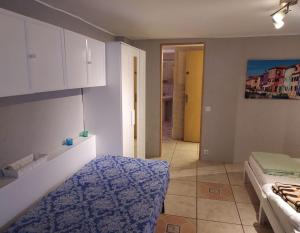 a bedroom with a bed and a yellow door at Ferienwohnung mit Privatpool Casa Wende in Benaguacil