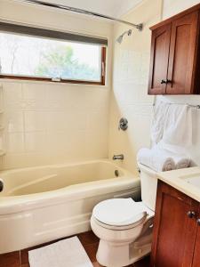 un bagno con vasca, WC e lavandino di Cozy cottage by the beach a Hampton Bays