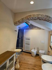 a bathroom with two sinks and two toilets at Blu Oltremare camere bijoux in Varazze