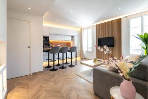 Μια τηλεόραση ή/και κέντρο ψυχαγωγίας στο Design Apartment near the Beaches of Nice