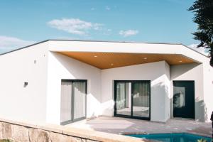 a white house with a pool in front of it at Casa da Tininha in Couto