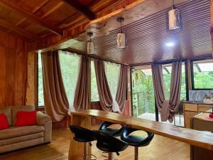 a living room with a desk and a chair at Cabañas La Montaña in Monteverde Costa Rica