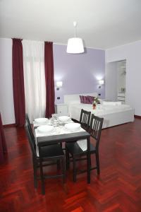 マルゲリータ・ディ・サヴォイアにあるNapolitano Palaceのダイニングルーム(テーブル、椅子、ベッド付)