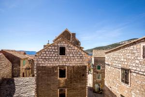 um antigo edifício de pedra numa cidade velha em Villa Ines em Komiža