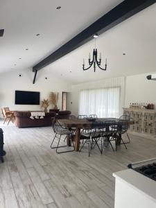 un ampio soggiorno con tavolo e sedie di La Villa des Chênes ad Audenge Altre 14 foto