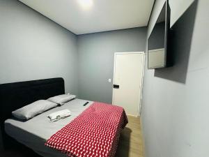 ON HOSTEL II Gru Aeroporto Translado 24 hs客房内的一张或多张床位