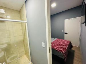 瓜鲁柳斯ON HOSTEL II Gru Aeroporto Translado 24 hs的带淋浴的小浴室和一张床