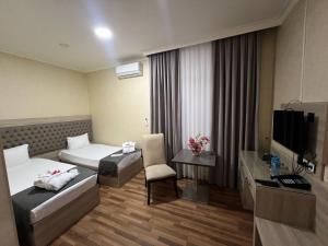 Postel nebo postele na pokoji v ubytování Hotel Empire Business Baku