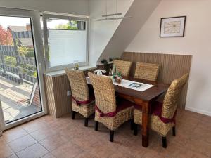 a dining room with a wooden table and chairs at Ferienwohnung Paul in Papenburg