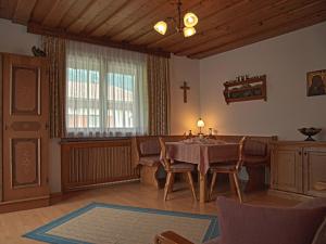 een eetkamer met een tafel en een kruis aan de muur bij Haus Rosswiese in Strobl