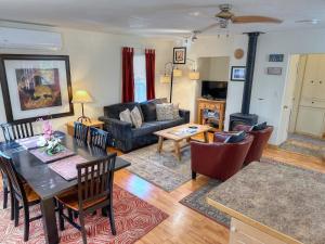 ein Wohnzimmer mit Tisch und Couch in der Unterkunft Cottonwood Cottage in Moab