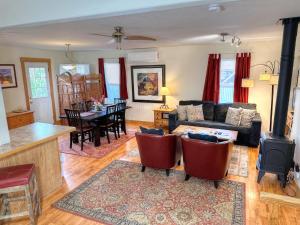 ein Wohnzimmer mit Sofa und Tisch in der Unterkunft Cottonwood Cottage in Moab