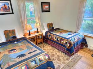 ein Schlafzimmer mit zwei Betten und einem Fenster in der Unterkunft Cottonwood Cottage in Moab