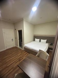 Postel nebo postele na pokoji v ubytování Hotel Empire Business Baku