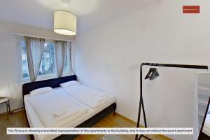 チューリッヒにあるConvenient 3BR Stay with Easy Transportのベッドルーム(ベッド1台、ランプ付)
