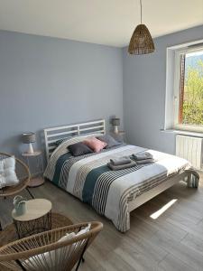 une chambre avec un grand lit et une table et des chaises dans l'établissement Appartement cosy avec vue sur les montagnes, à Saint-Nabord