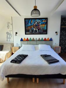 a bedroom with a bed with two towels on it at Chambre et table d'Hotes Manava Loretta in Bannalec
