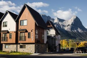 坎莫尔Basecamp Resorts Canmore的一座山底建筑