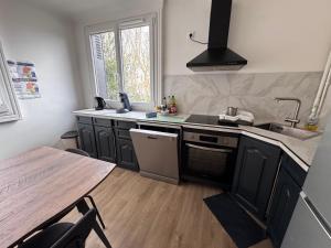 Η κουζίνα ή μικρή κουζίνα στο Grande maison centre ville - 5CH - 14 Pers