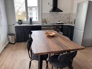 Η κουζίνα ή μικρή κουζίνα στο Grande maison centre ville - 5CH - 14 Pers +15 φωτογραφίες