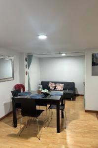 ein Wohnzimmer mit Tisch und Couch in der Unterkunft Hermoso y cómodo apartamento in Nobsa