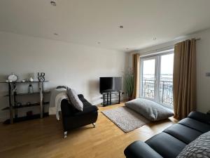 Μια τηλεόραση ή/και κέντρο ψυχαγωγίας στο Liverpool River View City 2 Bedroom apartment, FREE parking