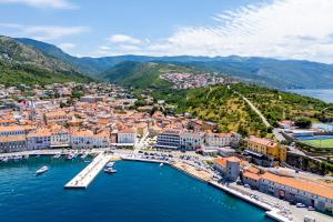 una vista aérea de una ciudad con puerto en Apartment Dijana, en Senj