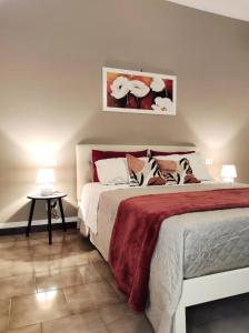 una camera da letto con un grande letto con due lampade sopra di 111 Guest House a Bari