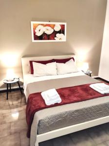 una camera da letto con un letto grande con due asciugamani sopra di 111 Guest House a Bari