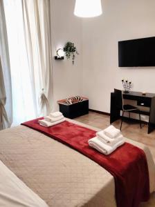 una camera da letto con un letto con asciugamani sopra di 111 Guest House a Bari