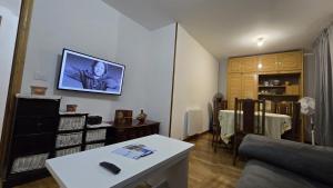 Μια τηλεόραση ή/και κέντρο ψυχαγωγίας στο Apartamento Verín-Chaves con parking