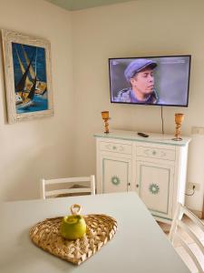 TV a/nebo společenská místnost v ubytování Marino 350mt dal mare 4 pax