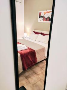 un riflesso a specchio di un letto in una stanza di 111 Guest House a Bari Altre 16 foto