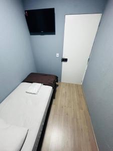 ON HOSTEL II Gru Aeroporto Translado 24 hs客房内的一张或多张床位