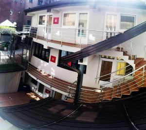 萨拉热窝Hostel Mak的前面有螺旋楼梯的建筑