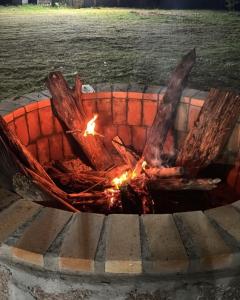 - un foyer extérieur en briques avec flammes dans l'établissement Apartamento de Frente para Lagoa - Ap 103, à Laguna