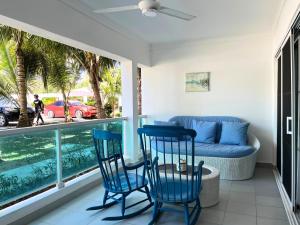 Posezení v ubytování Chic Beach Apartment - 3 min to the Beach