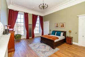 En eller flere senge i et værelse på Dragon Suites Luxury Apartments at 9 Albyn Place