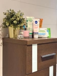 マラガにあるModern Room near Airport & Centerの木造のキャビネット(バスアメニティ付)